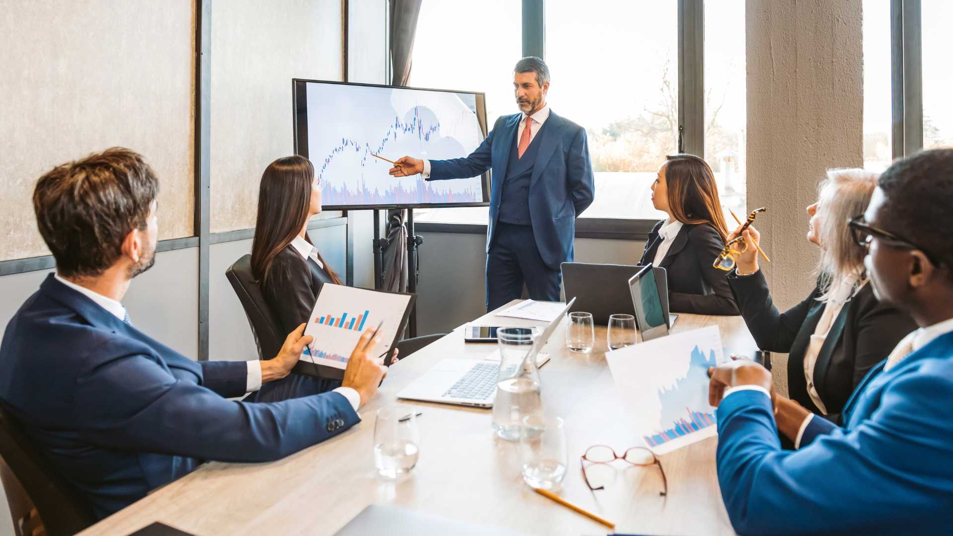Equipe em reunião de consultoria tributária
